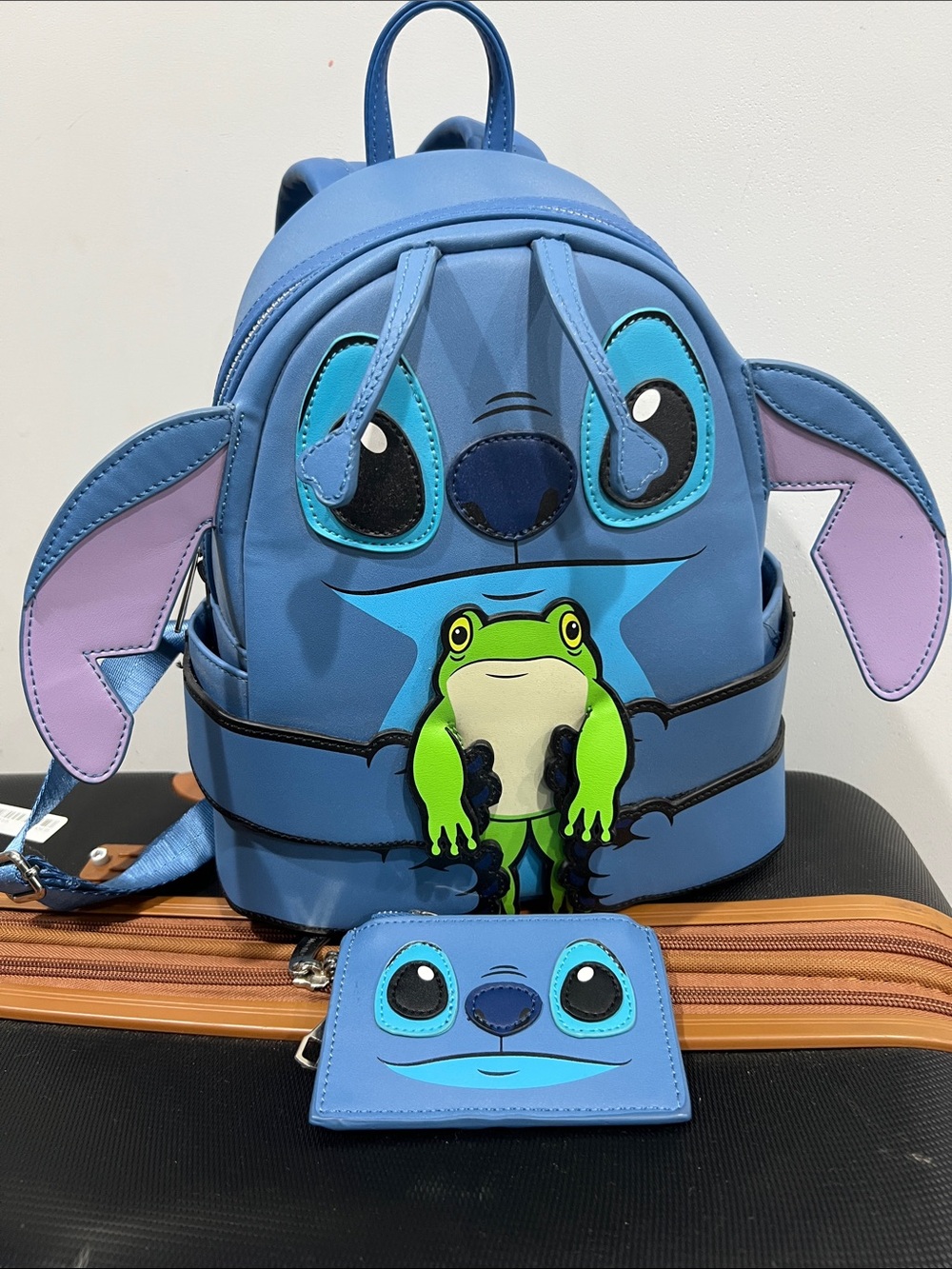 Lounge fly backpack stitch with matching wallet
